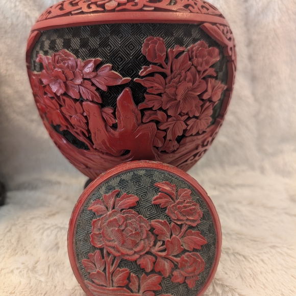 Elegant Black and Red Decorative Vases - Picture 6 of 11